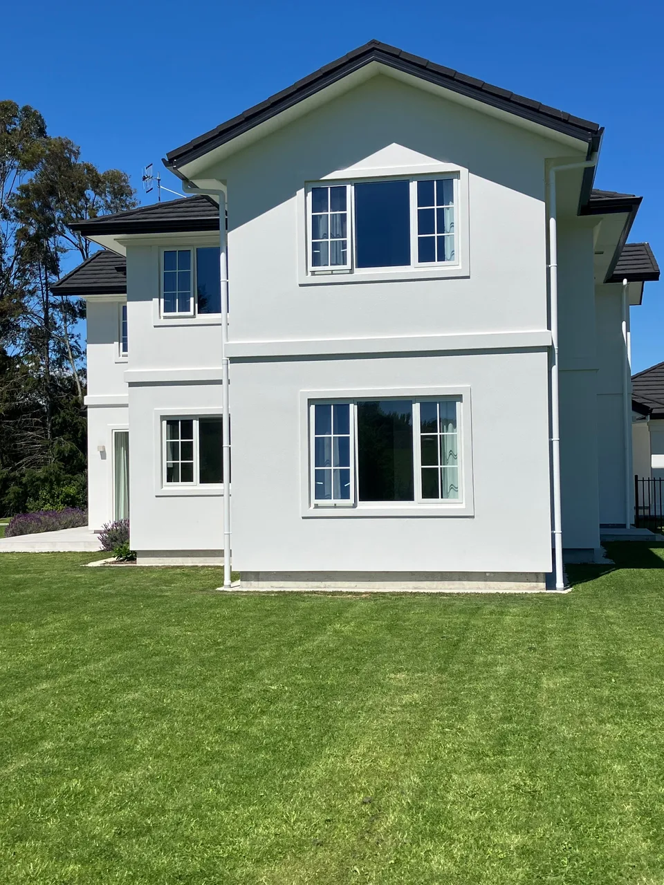 Features of window bands and mid floor bands on a plaster home