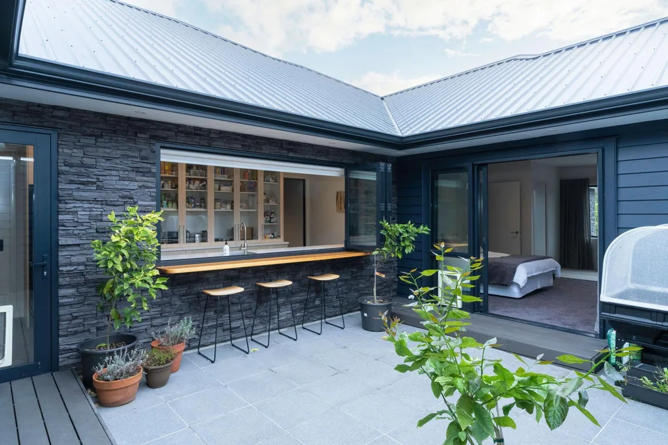 Exterior – creating an outdoor bar area for entertaining